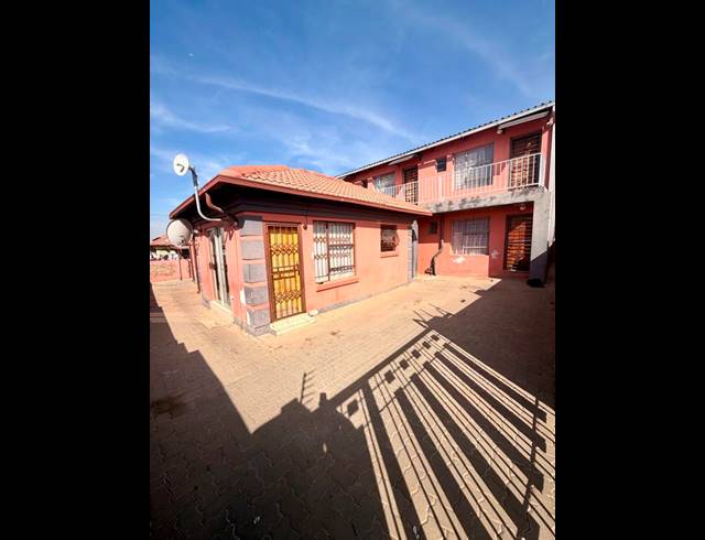 11 BEDROOM HOUSE FOR SALE IN OLIEVENHOUTBOSCH